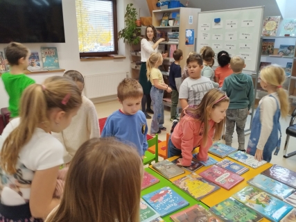 Druháci v knihovně